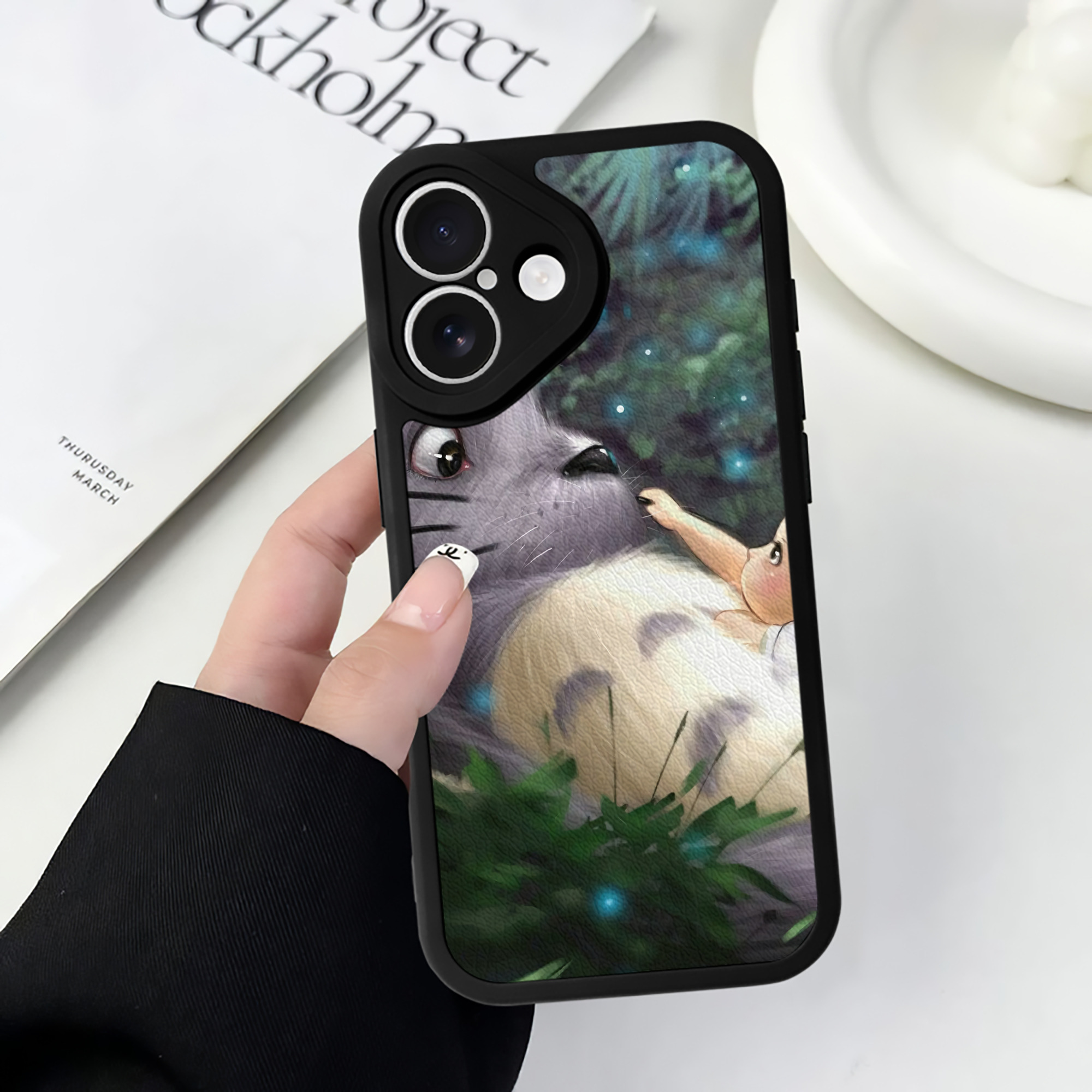 （画像用） となりのトトロ 草壁メイ 草壁サツキ My Neighbor Totoro Satsuki Kusakabe Mei Kusakabe 【iPhone 16シリーズ対応】シリコンスマホケース（レザー調） 材質：シリコン
